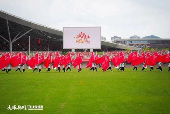 在阿莱格里的球队客战蒙扎的时候，尤文总监琼托利已经飞往了伦敦协商球员转会，他的议程上安排了多场会议，从引援到出售都有涉及，从菲利普斯的转会到试探其他俱乐部对苏莱的兴趣。